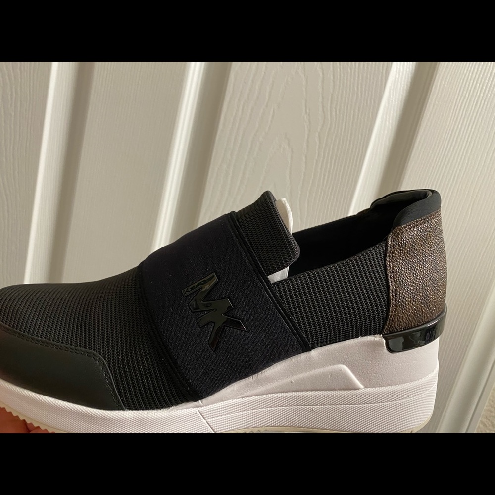 Brand new tennis shoes